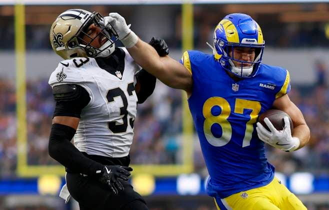 November 02, 2025 Los Angeles Rams tight end Davis Allen (87) is called for a facemask against New Orleans Saints safety Jonas Sanker (33) during an NFL, American Football Herren, USA game against the New Orleans Saints in Inglewood, California. Mandatory Photo Credit : CSM Inglewood United States of America - ZUMAc04_ 20251102_zma_c04_265 Copyright: xCharlesxBausx