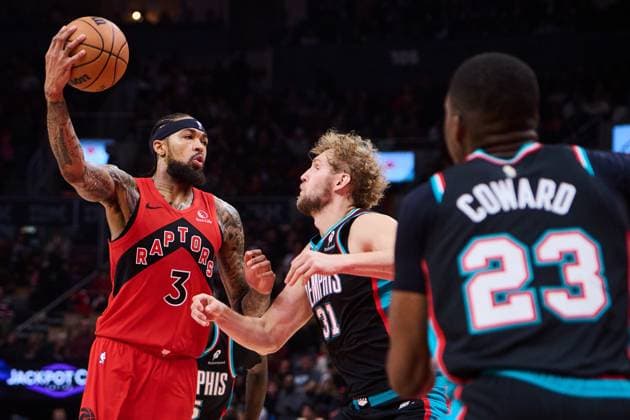 November 2, 2025, Toronto, On, Canada: Toronto Raptors Brandon Ingram (3) drives to the net past Memphis Grizzlies Jock Landale (31) and Cedric Coward (23) during first half NBA, Basketball Herren, USA basketball action in Toronto, on Sunday, Nov. 2, 2025. Canada News - November 2, 2025  - ZUMAc35_ 20251102_zaf_c35_227 Copyright: xSammyxKoganx