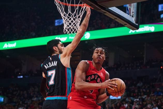 November 2, 2025, Toronto, On, Canada: Toronto Raptors Scottie Barnes (4) drives to the net past Memphis Grizzlies Santi Aldama (7) during first half NBA, Basketball Herren, USA basketball action in Toronto, on Sunday, Nov. 2, 2025. Canada News - November 2, 2025  - ZUMAc35_ 20251102_zaf_c35_228 Copyright: xSammyxKoganx