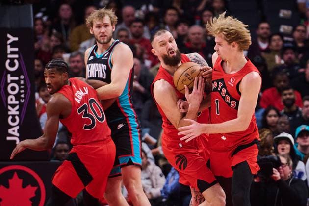 November 2, 2025, Toronto, On, Canada: Toronto Raptors Sandro Mamukelashvili (54) and Gradey Dick (1) collide as they vie for the ball during first half NBA, Basketball Herren, USA basketball action against the Memphis Grizzlies in Toronto, on Sunday, Nov. 2, 2025. Canada News - November 2, 2025  - ZUMAc35_ 20251102_zaf_c35_234 Copyright: xSammyxKoganx