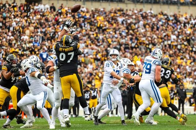 November 2, 2025, Pittsburgh, Pennsylvania, USA: Pittsburgh Steelers defensive tackle CAMERON HEYWARD (97) bats a pass from Indianapolis Colts quarterback DANIEL JONES (17) during the NFL, American Football Herren, USA football game between the Pittsburgh Steelers and the Indianapolis Colts at Acrisure Stadium in Pittsburgh, Pennsylvania. Pittsburgh USA - ZUMAg257 20251102_zsp_g257_065 Copyright: xBrentxGudenschwagerx