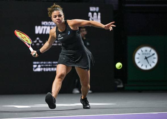 WTA, Tennis Damen Finals 2025 - Day Two RIYADH, SAUDI ARABIA NOVEMBER 2, 2025: Jasmine Paolini of Italy plays against Aryna Sabalenka during their group-stage match on Day 2 of the 2025 WTA Finals at King Saud University Indoor Arena in Riyadh, Saudi Arabia, on November 2, 2025. Riyadh Saudi Arabia  Copyright: xSTRx originalFilename:str-wtafinal251102_npXCK.jpg
