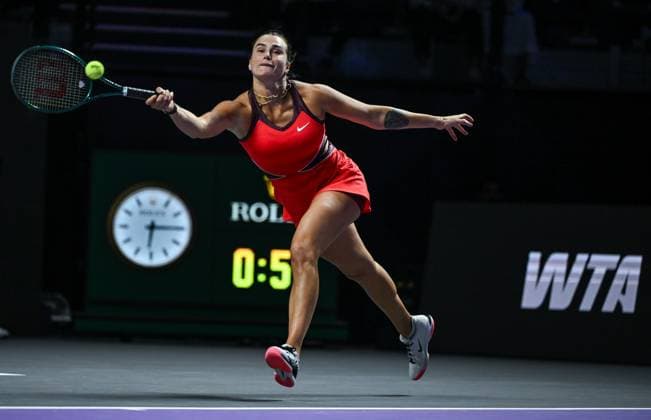 WTA, Tennis Damen Finals 2025 - Day Two RIYADH, SAUDI ARABIA NOVEMBER 2, 2025: Aryna Sabalenka plays against Jasmine Paolini of Italy, during their group-stage match on Day 2 of the 2025 WTA Finals at King Saud University Indoor Arena in Riyadh, Saudi Arabia, on November 2, 2025. Riyadh Saudi Arabia  Copyright: xSTRx originalFilename:str-wtafinal251102_npYtJ.jpg