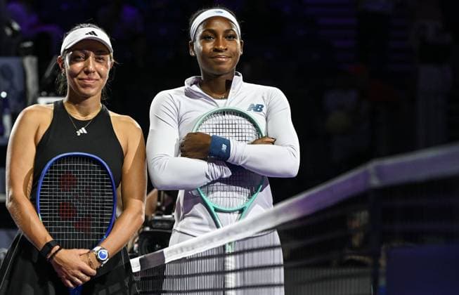 WTA, Tennis Damen Finals 2025 - Day Two RIYADH, SAUDI ARABIA NOVEMBER 2, 2025: Jessica Pegula and Coco Gauff, both of the United States, pose for a photo ahead of their group-stage match on Day 2 of the 2025 WTA Finals at King Saud University Indoor Arena in Riyadh, Saudi Arabia, on November 2, 2025. Riyadh Saudi Arabia  Copyright: xSTRx originalFilename:str-wtafinal251102_npARQ.jpg