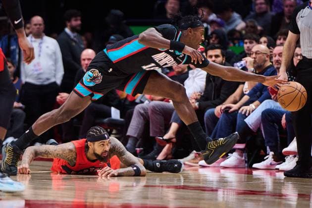 November 2, 2025, Toronto, On, Canada: Memphis Grizzlies Olivier-Maxence Prosper (18) leaps past Toronto Raptors Brandon Ingram (3) as he vies for control of the ball during second half NBA, Basketball Herren, USA basketball action in Toronto, on Sunday, Nov. 2, 2025. Canada News - November 2, 2025  - ZUMAc35_ 20251102_zaf_c35_237 Copyright: xSammyxKoganx