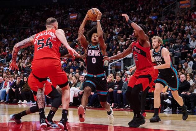 November 2, 2025, Toronto, On, Canada: Memphis Grizzlies Jaylen Wells (0) drives through Toronto Raptors Collin Murray-Boyles (12) and Sandro Mamukelashvili (54) during second half NBA, Basketball Herren, USA basketball action in Toronto, on Sunday, Nov. 2, 2025. Canada News - November 2, 2025  - ZUMAc35_ 20251102_zaf_c35_238 Copyright: xSammyxKoganx