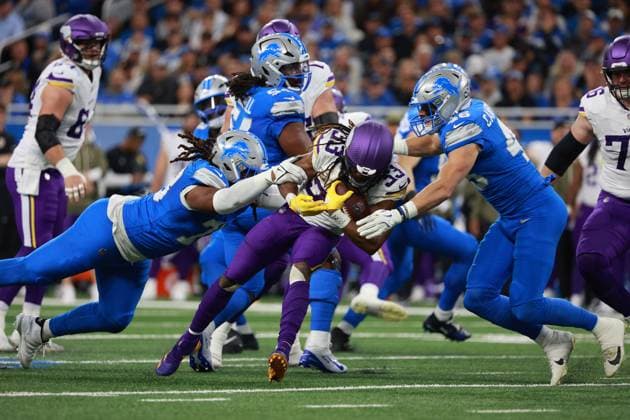 Minnesota Vikings vs Detroit Lions DETROIT,MICHIGAN-NOVEMBER 2: Minnesota Vikings running back Aaron Jones Sr. 33 runs the ball during the first half of an NFL, American Football Herren, USA football game between the Minnesota Vikings and the Detroit Lions in Detroit, Michigan USA, on Sunday, November 2, 2025 Detroit Michigan United States  Copyright: xJorgexLemusx originalFilename:lemus-minnesot251102_npAfU.jpg