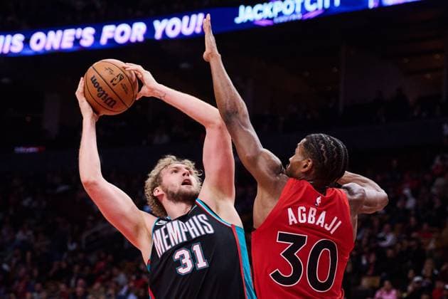 November 2, 2025, Toronto, On, Canada: Memphis Grizzlies Jock Landale (31) drives for the net past Toronto Raptors Ochai Agbaji (30) during second half NBA, Basketball Herren, USA basketball action in Toronto, on Sunday, Nov. 2, 2025. Canada News - November 2, 2025  - ZUMAc35_ 20251102_zaf_c35_244 Copyright: xSammyxKoganx