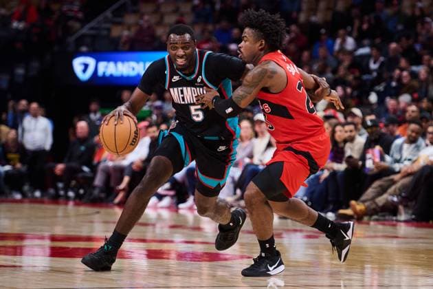 November 2, 2025, Toronto, On, Canada: Memphis Grizzlies Vince Williams Jr. (5) drives past Toronto Raptors Jamal Shead (23) during second half NBA, Basketball Herren, USA basketball action in Toronto, on Sunday, Nov. 2, 2025. Canada News - November 2, 2025  - ZUMAc35_ 20251102_zaf_c35_245 Copyright: xSammyxKoganx