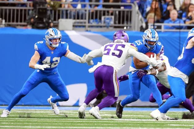 Chicago Bears vs Detroit Lions DETROIT,MICHIGAN-November2: Running back Jacob Saylors (25) of the Detroit Lions carries the ball during an NFL, American Football Herren, USA football game between the Minnesota Vikings and the Detroit Lions in Detroit, Michigan USA, on Sunday, November 2, 2025. Detroit Michigan United States  Copyright: xAmyxLemusx originalFilename:lemus-chicagob251102_npKip.jpg