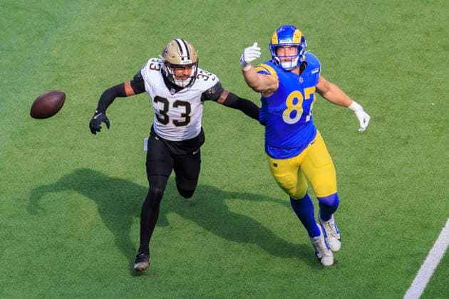 November 2, 2025, Inglewood, California, USA: 89 Tyler Higbee, TE of the Los Angeles Rams misses a pass as 33 Jonas Sanker, SAF of the New Orleans Saints defends during their regular NFL, American Football Herren, USA season game on Sunday November 2, 2025 at SoFi Stadium in Inglewood, California. Rams defeat Saints, 34-10. ARIANA RUIZ PI Inglewood USA - ZUMAp124 20251102_zaa_p124_072 Copyright: xArianaxRuizx