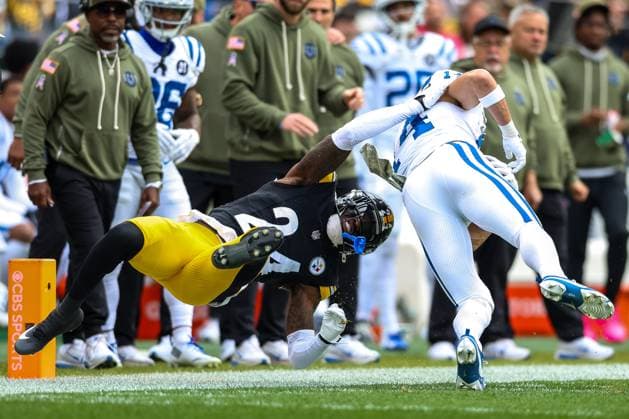 November 2, 2025, Pittsburgh, Pennsylvania, USA: Pittsburgh Steelers cornerback JOEY PORTER JR. (24) drags down Indianapolis Colts wide receiver ALEC PIERCE (14) during the NFL, American Football Herren, USA football game between the Pittsburgh Steelers and the Indianapolis Colts at Acrisure Stadium in Pittsburgh, Pennsylvania. Pittsburgh USA - ZUMAg257 20251102_zsp_g257_090 Copyright: xBrentxGudenschwagerx