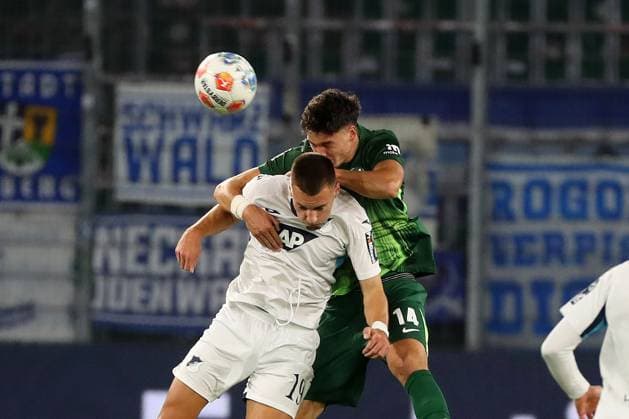 VfL vs. Hoffebheim, 1. BL Wolfsburg, 02.11.2025, FUßBALL - VfL Wolfsburg vs. TSG 1899 Hoffenheim, 1. BL, Saison 2025 26. Tim Lemperle (Hoffenheim), Jenson Seelt (VfL Wolfsburg) Wolfsburg