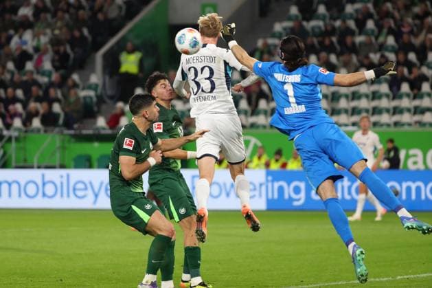 VfL vs. Hoffebheim, 1. BL Wolfsburg, 02.11.2025, FUßBALL - VfL Wolfsburg vs. TSG 1899 Hoffenheim, 1. BL, Saison 2025 26. Konstantinos Koulierakis (VfL Wolfsburg), Jenson Seelt (VfL Wolfsburg), Max Moerstedt (Hoffenheim), Torwart Kamil Grabara (VfL Wolfsburg) Wolfsburg