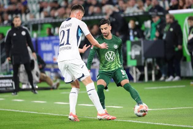 VfL vs. Hoffebheim, 1. BL Wolfsburg, 02.11.2025, FUßBALL - VfL Wolfsburg vs. TSG 1899 Hoffenheim, 1. BL, Saison 2025 26. Albian Hajdari (Hoffenheim), Mohammed Amoura (VfL Wolfsburg) Wolfsburg