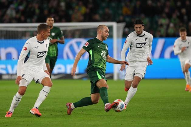 VfL vs. Hoffebheim, 1. BL Wolfsburg, 02.11.2025, FUßBALL - VfL Wolfsburg vs. TSG 1899 Hoffenheim, 1. BL, Saison 2025 26. Robin Hranac (Hoffenheim), Christian Eriksen (VfL Wolfsburg). Leon Avdullahu (Hoffenheim) Wolfsburg