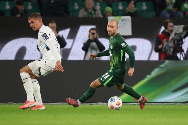 VfL vs. Hoffebheim, 1. BL Wolfsburg, 02.11.2025, FUßBALL - VfL Wolfsburg vs. TSG 1899 Hoffenheim, 1. BL, Saison 2025 26. Grischa Prömel (Hoffenheim), Christian Eriksen (VfL Wolfsburg) Wolfsburg
