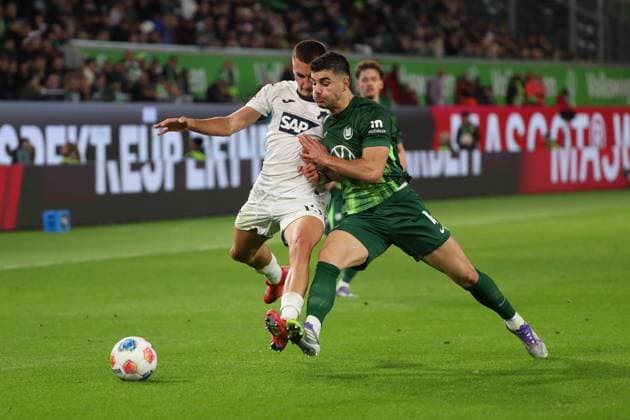 VfL vs. Hoffebheim, 1. BL Wolfsburg, 02.11.2025, FUßBALL - VfL Wolfsburg vs. TSG 1899 Hoffenheim, 1. BL, Saison 2025 26. Jesper Lindström (VfL Wolfsburg), Konstantinos Koulierakis (VfL Wolfsburg) Wolfsburg