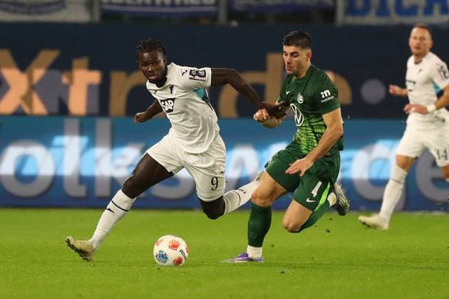 VfL vs. Hoffebheim, 1. BL Wolfsburg, 02.11.2025, FUßBALL - VfL Wolfsburg vs. TSG 1899 Hoffenheim, 1. BL, Saison 2025 26. Ihlas Bebou (Hoffenheim), Konstantinos Koulierakis (VfL Wolfsburg) Wolfsburg