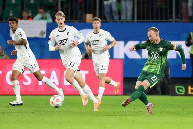 VfL vs. Hoffebheim, 1. BL Wolfsburg, 02.11.2025, FUßBALL - VfL Wolfsburg vs. TSG 1899 Hoffenheim, 1. BL, Saison 2025 26. Bernardo (Hoffenheim), Max Moerstedt (Hoffenheim), Alexander Prass (Hoffenheim), Maximilian Arnold (VfL Wolfsburg) Wolfsburg