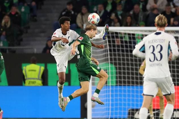 VfL vs. Hoffebheim, 1. BL Wolfsburg, 02.11.2025, FUßBALL - VfL Wolfsburg vs. TSG 1899 Hoffenheim, 1. BL, Saison 2025 26. Bernardo (Hoffenheim), Lovro Majer (VfL Wolfsburg) Wolfsburg