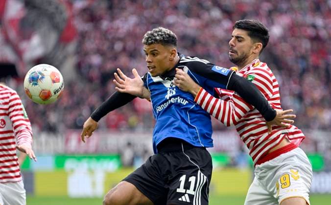 RheinEnergieStadion Köln, 1.11..2025, Fussball: Bundesliga Saison 2025 26 9. Spieltag, 1.FC Köln (KOE) vs Hamburger Sportverein (HSV) _ Ransford-Yeboah Königsdörffer (HSV), Cenk Özkacar (Oezkacar, KOE) _ DFL REGULATIONS PROHIBIT ANY USE OF PHOTOGRAPHS AS IMAGE SEQUENCES AND OR QUASI-VIDEO