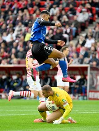RheinEnergieStadion Köln, 1.11..2025, Fussball: Bundesliga Saison 2025 26 9. Spieltag, 1.FC Köln (KOE) vs Hamburger Sportverein (HSV) _ Ransford-Yeboah Königsdörffer (HSV) springt über Marvin Schwäbe (Schwaebe) (KOE) _ DFL REGULATIONS PROHIBIT ANY USE OF PHOTOGRAPHS AS IMAGE SEQUENCES AND OR QUASI-VIDEO