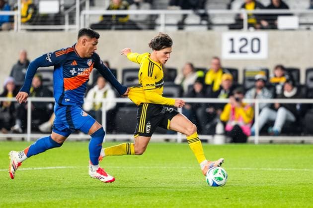 November 2, 2025, Columbus, Ohio, USA: Columbus Crew midfielder Hugo Picard (30) makes a run on goal with FC Cincinnati defender Gilberto Flores (3) pulling at his jersey during an MLS, Fussball Herren, USA playoff game at Lower.com Field Columbus USA - ZUMAt168 20251102_zsp_t168_003 Copyright: xTrentxPattersonx