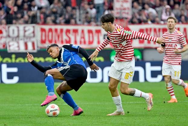 RheinEnergieStadion Köln, 1.11..2025, Fussball: Bundesliga Saison 2025 26 9. Spieltag, 1.FC Köln (KOE) vs Hamburger Sportverein (HSV) _ Ransford-Yeboah Königsdörffer (HSV), Denis Huseinbasic (KOE) _ DFL REGULATIONS PROHIBIT ANY USE OF PHOTOGRAPHS AS IMAGE SEQUENCES AND OR QUASI-VIDEO