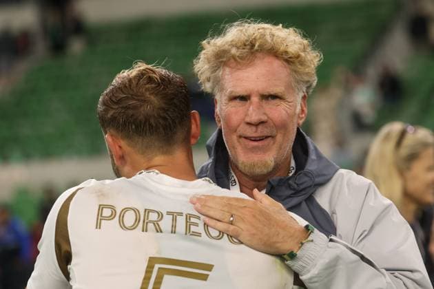 AUSTIN, TX - NOVEMBER 02: Actor Will Ferrell hugs defender Ryan Porteous 5 of Los Angeles FC after winning the MLS, Fussball Herren, USA playoff match between Austin FC and Los Angeles FC on November 2, 2025, at Q2 Stadium in Austin, TX. (Photo by David Buono Icon Sportswire) SOCCER: NOV 02 MLS Cup Playoffs Austin FC vs LAFC EDITORIAL USE ONLY Icon251102046