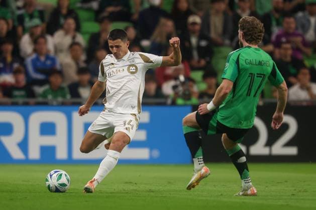 AUSTIN, TX - NOVEMBER 02: Defender Sergi Palencia 14 of Los Angeles FC passes the ball before forward Jon Gallagher 17 of Austin FC can reach him during the MLS, Fussball Herren, USA playoff match between Austin FC and Los Angeles FC on November 2, 2025, at Q2 Stadium in Austin, TX. (Photo by David Buono Icon Sportswire) SOCCER: NOV 02 MLS Cup Playoffs Austin FC vs LAFC EDITORIAL USE ONLY Icon251102006