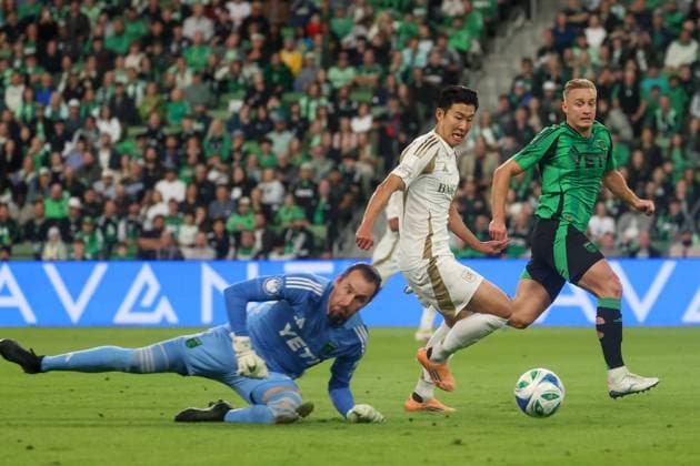 AUSTIN, TX - NOVEMBER 02: Forward Son Heung-Min 7 of Los Angeles FC chips the ball around a sliding goalkeeper Brad Stuver 1 of Austin FC as he comes way out of the box during the MLS, Fussball Herren, USA playoff match between Austin FC and Los Angeles FC on November 2, 2025, at Q2 Stadium in Austin, TX. (Photo by David Buono Icon Sportswire) SOCCER: NOV 02 MLS Cup Playoffs Austin FC vs LAFC EDITORIAL USE ONLY Icon251102013