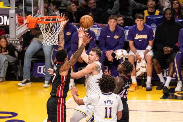 Los Angeles Lakers v Miami Heat - NBA, Basketball Herren, USA LOS ANGELES, UNITED STATES - NOVEMBER 02: Luka Doncic of Lakers makes an acrobatic pass over Miami Heat defenders during the NBA basketball match between Los Angeles Lakers and Miami Heat at Crypto.com Arena in Los Angeles, United States on November 02, 2025. Jon Putman Anadolu Los Angeles World. Editorial use only. Please get in touch for any other usage.  Copyright: x2025xAnadoluxJonxPutmanx