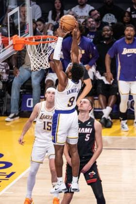 Los Angeles Lakers v Miami Heat - NBA, Basketball Herren, USA LOS ANGELES, UNITED STATES - NOVEMBER 02: Bronny James (9) of LA Lakers dunks the ball during the NBA basketball match between Los Angeles Lakers and Miami Heat at Crypto.com Arena in Los Angeles, United States on November 02, 2025. Jon Putman Anadolu Los Angeles World. Editorial use only. Please get in touch for any other usage.  Copyright: x2025xAnadoluxJonxPutmanx