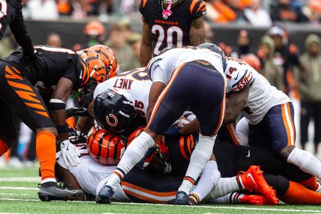 November 02, 2025: Chicago Bears running back Kyle Monangai (25) runs with the ball during NFL, American Football Herren, USA game action against the Cincinnati Bengals at Paycor Stadium in Cincinnati, Ohio. CSM Cincinnati United States of America - ZUMAc04_ 20251102_zma_c04_298 Copyright: xJohnxMersitsx