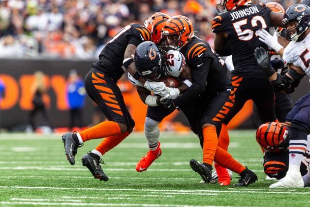 November 02, 2025: Chicago Bears running back Kyle Monangai (25) runs with the ball as Cincinnati Bengals defenders pursue during NFL, American Football Herren, USA game action at Paycor Stadium in Cincinnati, Ohio. CSM Cincinnati United States of America - ZUMAc04_ 20251102_zma_c04_305 Copyright: xJohnxMersitsx