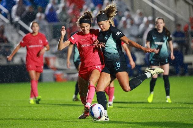 CARY, NC - NOVEMBER 02: Ryan Williams 13 of the North Carolina Courage and Katie Stengel 28 of Gotham FC fight for possession during the game between the North Carolina Courage and Gotham FC on November 2, 2025 at First Horizon Stadium in Cary, NC. (Photo by Nicholas Faulkner Icon Sportswire) SOCCER: NOV 02 NWSL NC Courage vs Gotham FC EDITORIAL USE ONLY Icon251102017