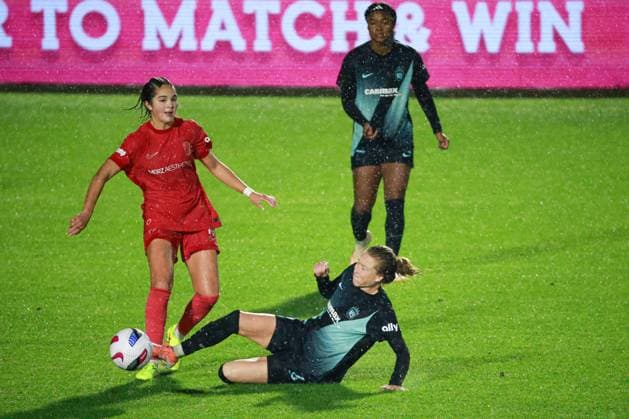 CARY, NC - NOVEMBER 02: Emily Sonnett 6 of Gotham FC slides to take the ball from Denise O Sullivan 10 of the North Carolina Courage during the game between the North Carolina Courage and Gotham FC on November 2, 2025 at First Horizon Stadium in Cary, NC. (Photo by Nicholas Faulkner Icon Sportswire) SOCCER: NOV 02 NWSL NC Courage vs Gotham FC EDITORIAL USE ONLY Icon251102025