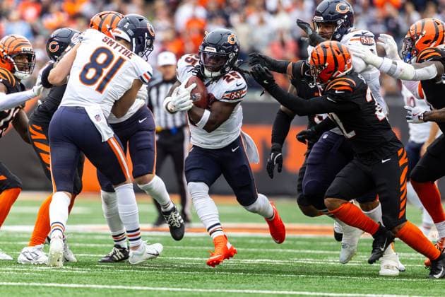 November 02, 2025: Chicago Bears running back Kyle Monangai (25) runs with the ball during NFL, American Football Herren, USA game action against the Cincinnati Bengals at Paycor Stadium in Cincinnati, Ohio. CSM Cincinnati United States of America - ZUMAc04_ 20251102_zma_c04_326 Copyright: xJohnxMersitsx