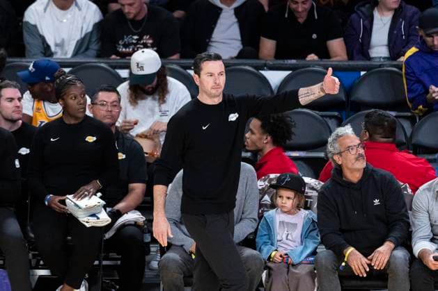 November 2, 2025, Los Angeles, California, USA: Los Angeles Lakers head coach JJ Redick directs against the Miami Heat during an NBA, Basketball Herren, USA basketball game, in Los Angeles Sunday, Nov. 2, 2025. Los Angeles USA - ZUMAc68_ 20251102_zaf_c68_049 Copyright: xRingoxChiux