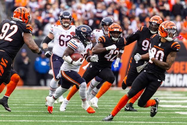 November 02, 2025: Chicago Bears running back Kyle Monangai (25) runs with the ball during NFL, American Football Herren, USA game action against the Cincinnati Bengals at Paycor Stadium in Cincinnati, Ohio. CSM Cincinnati United States of America - ZUMAc04_ 20251102_zma_c04_342 Copyright: xJohnxMersitsx