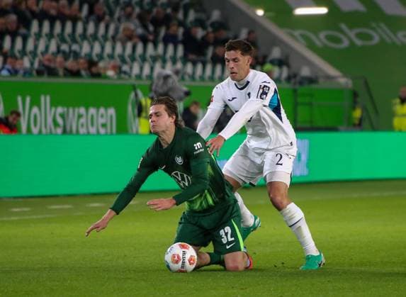 Deutschland: Bundesliga 2025 26, 9. Spieltag - VfL Wolfsburg vs TSG Hoffenheim - Volkswagen Arena (Wolfsburg): Mattias Svanberg (VfL Wolfsburg, 32) Robin HranaÄ Robin Hranac (TSG Hoffenheim, 2) Copyright: xAymanxAlahmedx