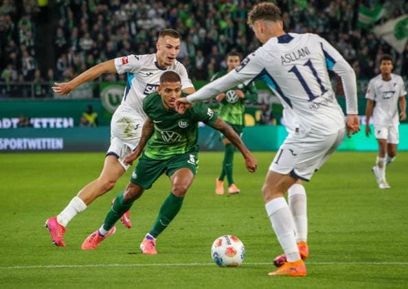 Deutschland: Bundesliga 2025 26, 9. Spieltag - VfL Wolfsburg vs TSG Hoffenheim - Volkswagen Arena (Wolfsburg): Fisnik Asllani (TSG Hoffenheim, 11) Vinicius Souza (VfL Wolfsburg, 5) Copyright: xAymanxAlahmedx