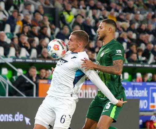 Deutschland: Bundesliga 2025 26, 9. Spieltag - VfL Wolfsburg vs TSG Hoffenheim - Volkswagen Arena (Wolfsburg): Grischa Prömel Grischa Proemel (TSG Hoffenheim, 6) Vinicius Souza (VfL Wolfsburg, 5) Copyright: xAymanxAlahmedx