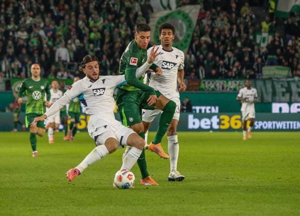 Deutschland: Bundesliga 2025 26, 9. Spieltag - VfL Wolfsburg vs TSG Hoffenheim - Volkswagen Arena (Wolfsburg): Bernardo (TSG Hoffenheim, 13) Leon Avdullahu (TSG Hoffenheim, 7) Adam Daghim (VfL Wolfsburg, 11) Copyright: xAymanxAlahmedx