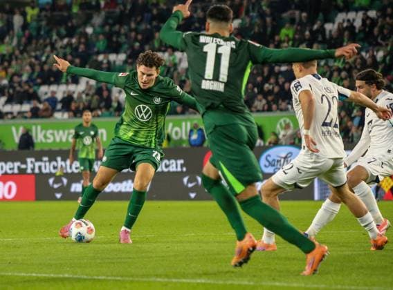Deutschland: Bundesliga 2025 26, 9. Spieltag - VfL Wolfsburg vs TSG Hoffenheim - Volkswagen Arena (Wolfsburg): Adam Daghim (VfL Wolfsburg, 11) Alexander Prass (TSG Hoffenheim, 22) Jonas Wind (VfL Wolfsburg, 23) Copyright: xAymanxAlahmedx