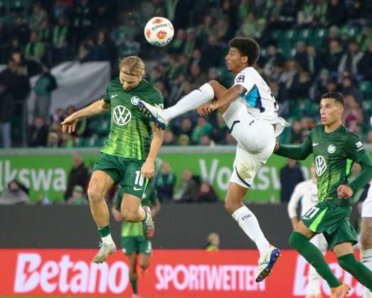 Deutschland: Bundesliga 2025 26, 9. Spieltag - VfL Wolfsburg vs TSG Hoffenheim - Volkswagen Arena (Wolfsburg): Lovro Majer (VfL Wolfsburg, 10) Bernardo (TSG Hoffenheim, 13) Copyright: xAymanxAlahmedx