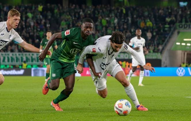 Deutschland: Bundesliga 2025 26, 9. Spieltag - VfL Wolfsburg vs TSG Hoffenheim - Volkswagen Arena (Wolfsburg): SaÃ«l Kumbedi Sael Kumbedi (VfL Wolfsburg, 26) Leon Avdullahu (TSG Hoffenheim, 7) Copyright: xAymanxAlahmedx