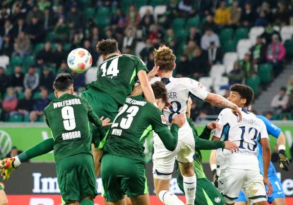Deutschland: Bundesliga 2025 26, 9. Spieltag - VfL Wolfsburg vs TSG Hoffenheim - Volkswagen Arena (Wolfsburg): Jenson Seelt (VfL Wolfsburg, 14)Jonas Wind (VfL Wolfsburg, 23) Mohamed Amoura (VfL Wolfsburg, 9) Bernardo (TSG Hoffenheim, 13) Copyright: xAymanxAlahmedx