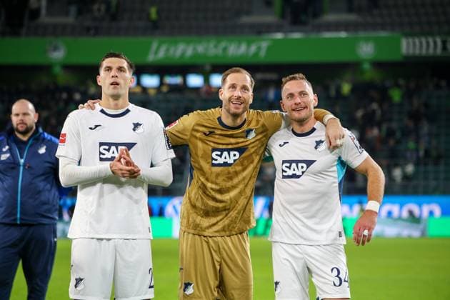 Deutschland: Bundesliga 2025 26, 9. Spieltag - VfL Wolfsburg vs TSG Hoffenheim - Volkswagen Arena (Wolfsburg): Vladimir Coufal Vladimir Coufal (TSG Hoffenheim, 34) Oliver Baumann (TSG Hoffenheim, 1) Copyright: xAymanxAlahmedx